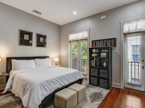 Charming Carriage House Steps from Crawford Square, Heated Pool Access, By Southern Belle Savannah